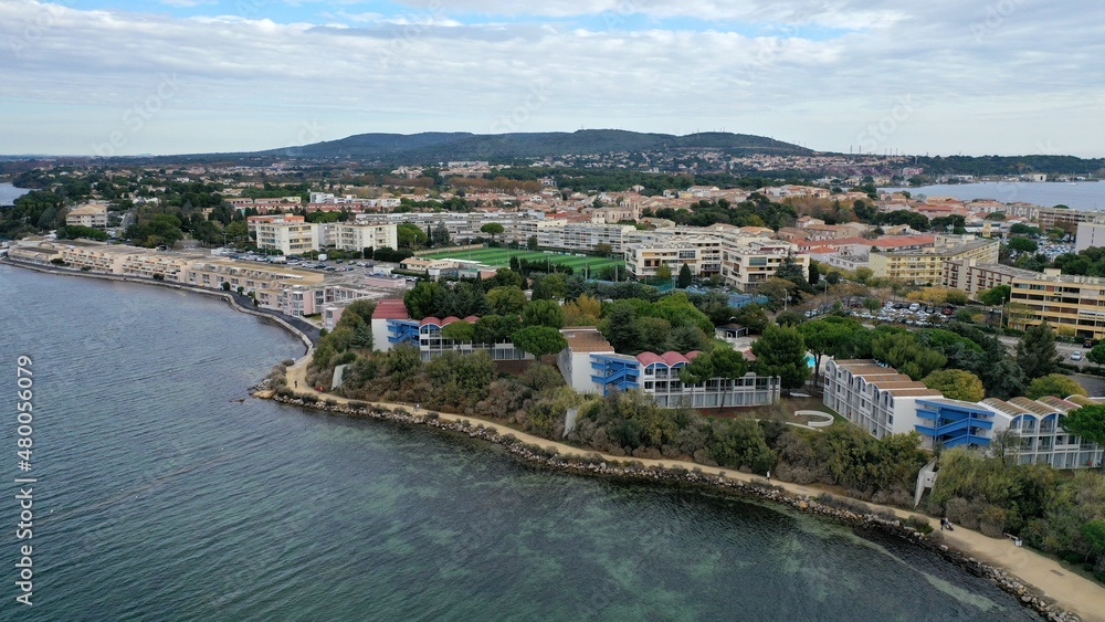 Survol de Sète, de l'étang de Thau et des plages du Languedoc dans le sud de la France