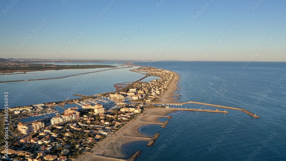 Obraz premium survol de la plage de frontignan, Occitanie dans le sud de la France