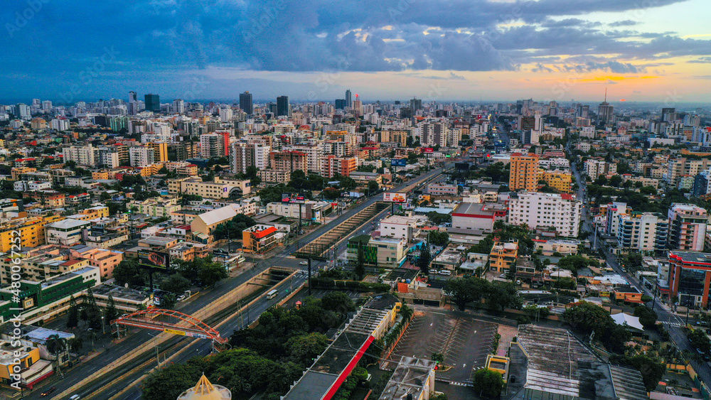 Obraz premium Av. 27 de Febrero, Santo Domingo, República Dominicana.