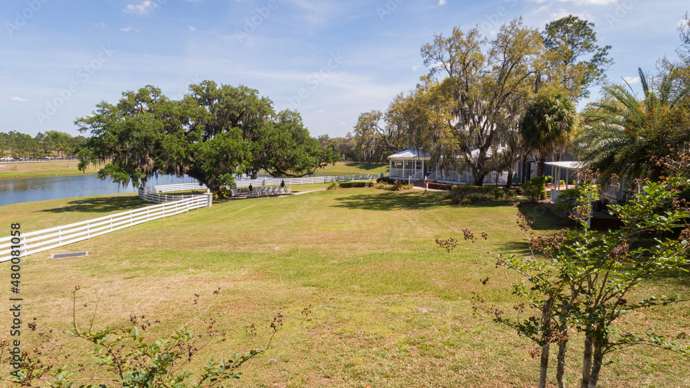 Wide view of the backyard at Highland Manor in Apopka, FL.