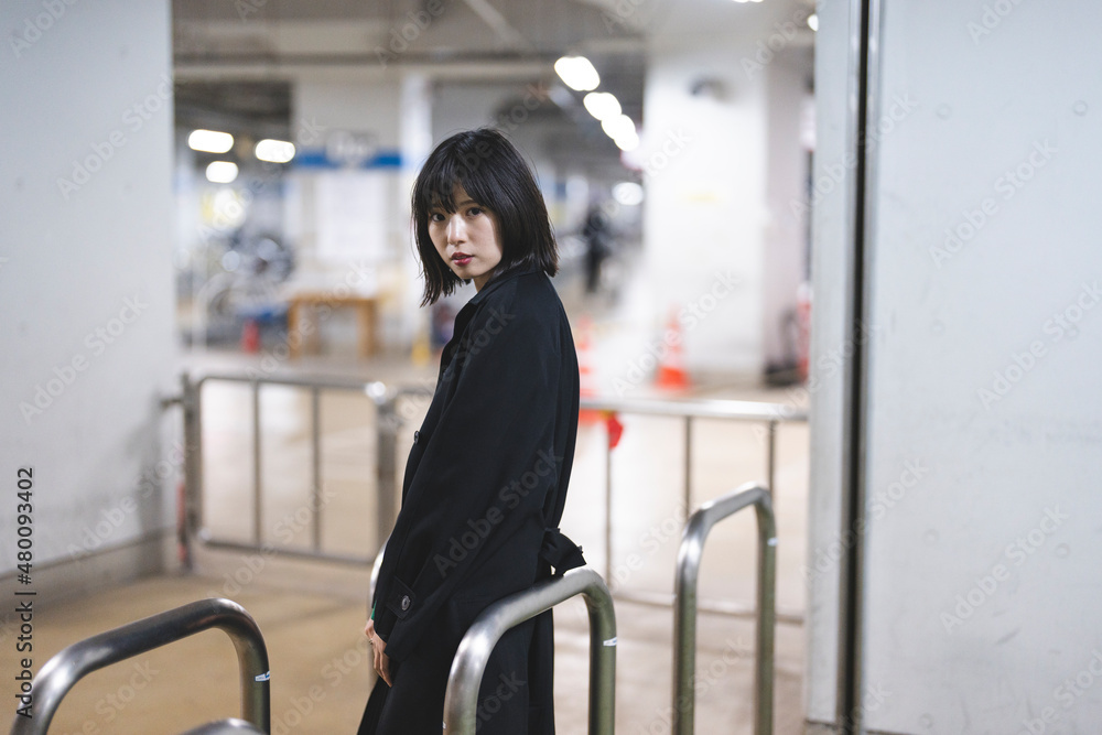 Fototapeta premium 冬の街を彷徨うクールな女性