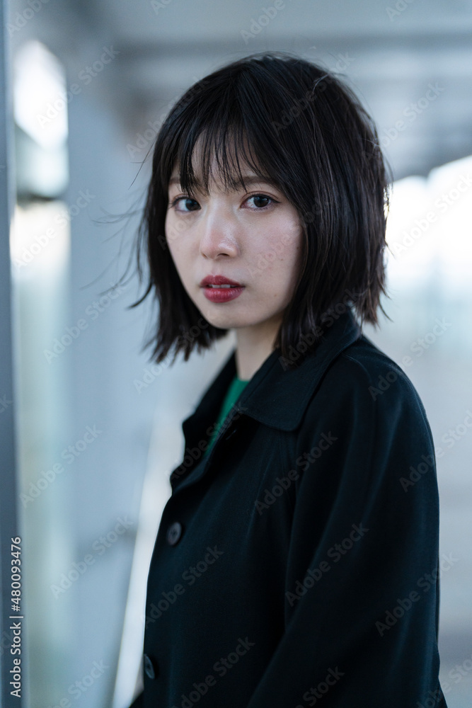 冬の街を彷徨うクールな女性 Stock Photo Adobe Stock