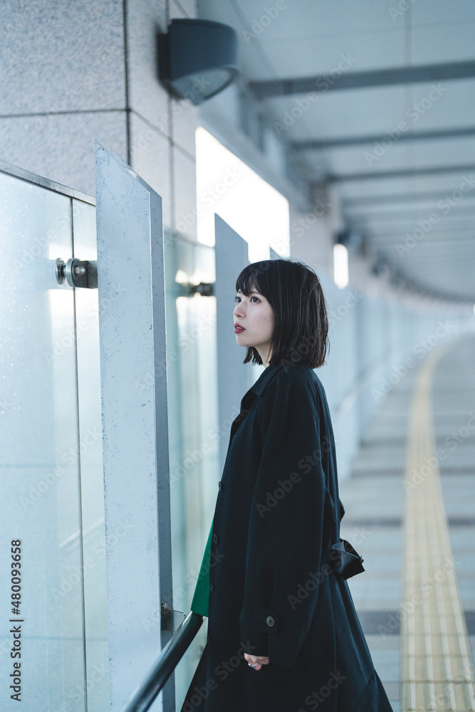 Obraz premium 冬の街を歩く女性