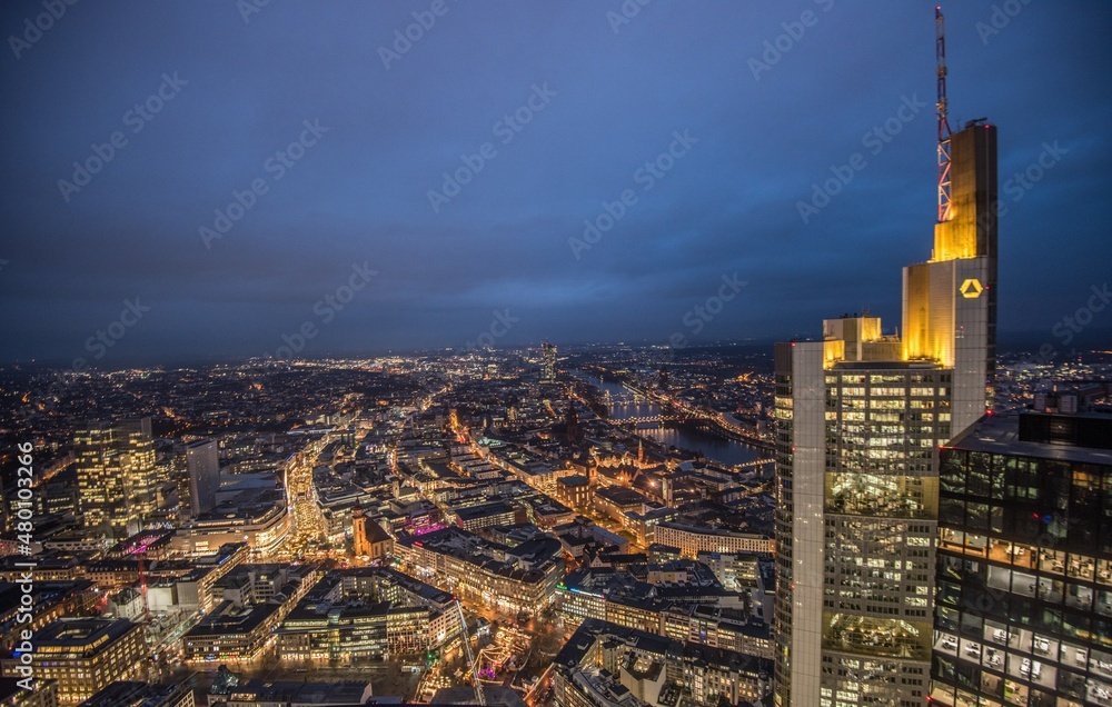 Obraz premium Frankfurt am Main - Ausblick über das Leben zur Coronazeit