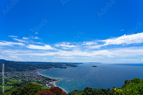 青空の下の入り江と街