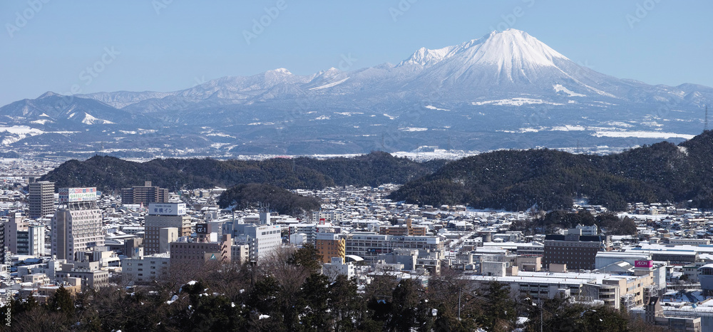 鳥取県の米子城跡から見た冬の伯耆富士大山と米子駅前市街地