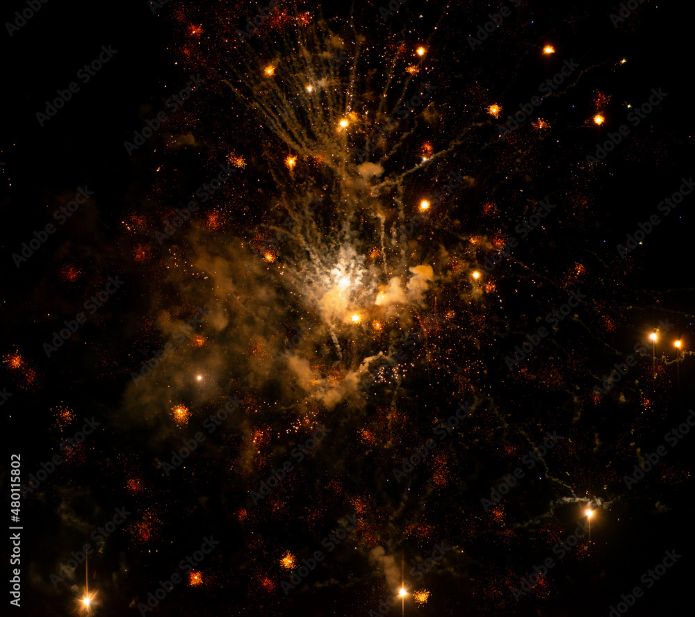 Fototapeta premium Abstrakte Funken von einem Silvester Feuerwerk für Hintergründe