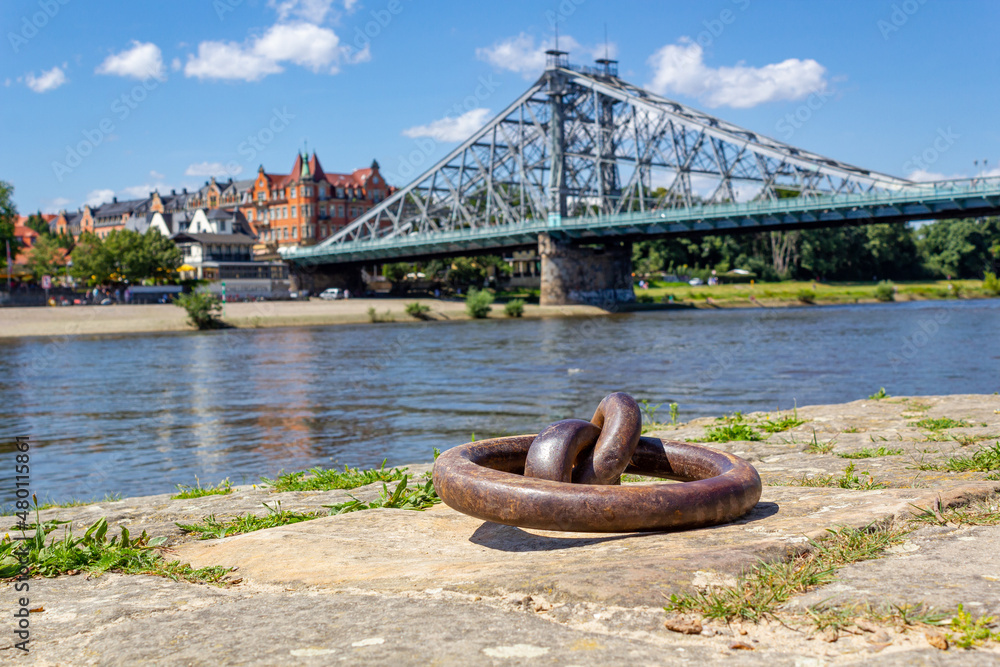 Ein Wahrzeichen in Dresden. Die Brücke das Blaue Wunder.