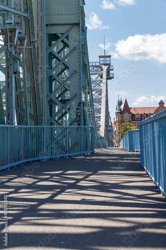Obraz na płótnie Ein Wahrzeichen in Dresden. Die Brücke das Blaue Wunder. w salonie