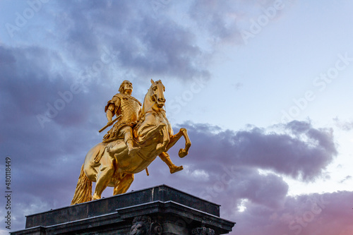Obraz na płótnie Der Goldene Reiter als Wahrzeichen der Stadt Dresden. w salonie