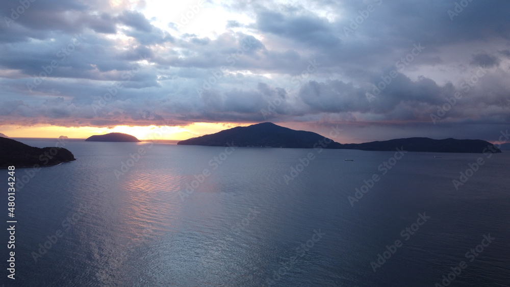 SDGs地球環境！瀬戸内海の日の出 朝日 ヒカリ風景　太陽の輝と雲の流れ