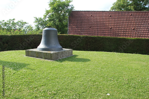 Glocke im Gras