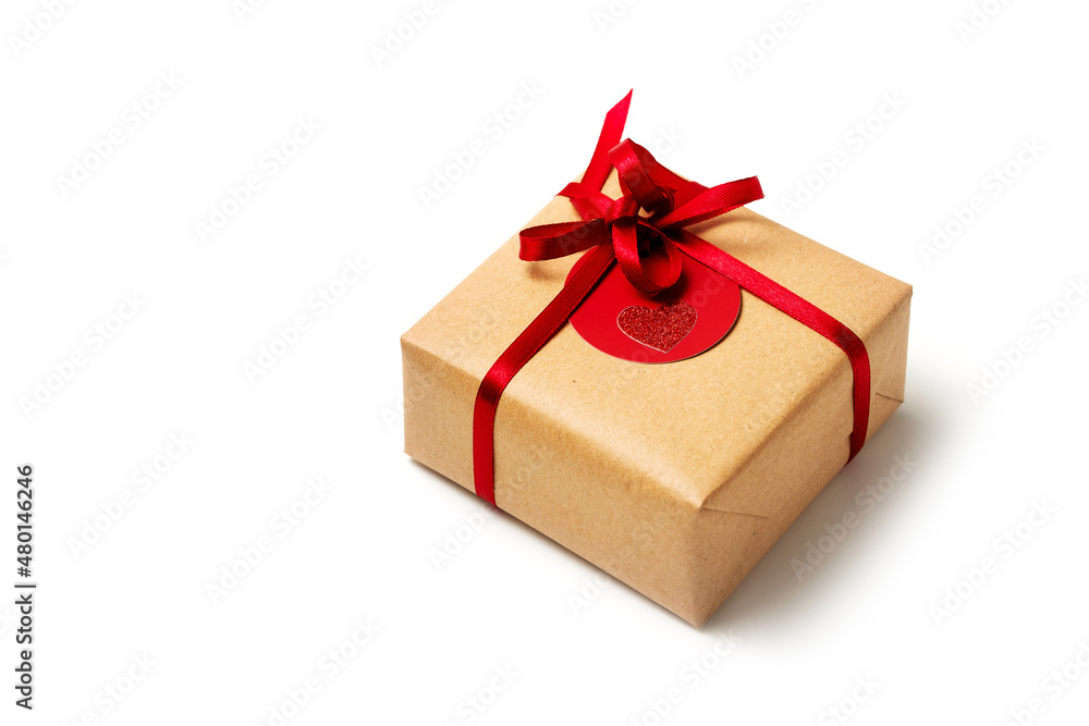 Obraz premium Elegant design of present gift box wrapped in brown craft paper with red ribbon