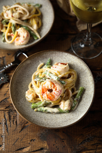 Pasta with shrimps and asparagus