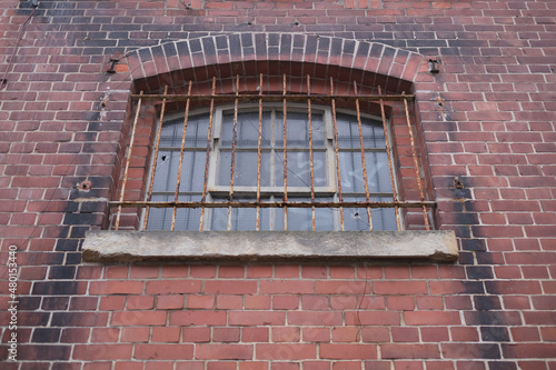 Vergittertes Fenster an einem alten Gebäude