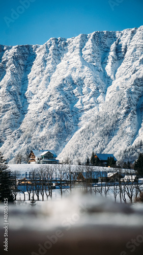 Sonnige Winterlandschaft mit Schnee in Bad Aussee in der Steiermark. Schöne detailreiche Häuser vor einem schneebedeckten Berg. photo