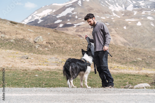 Obraz na płótnie Man and his dog in the mountain w salonie