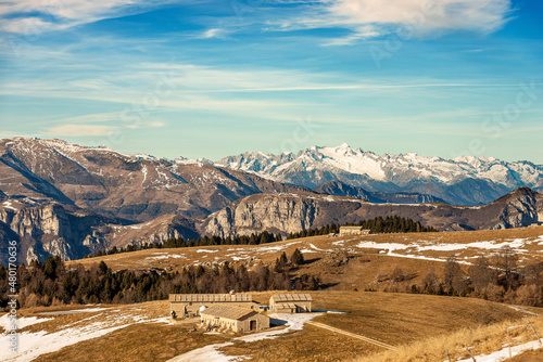 Fotografiet Mountain range of the Adamello Brenta National Park and the Baldo Mountain (Monte Baldo), from the Lessinia Plateau (Altopiano della Lessinia)