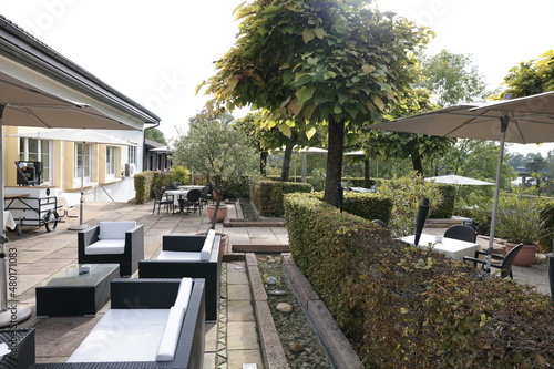 mediterraner garten bei restaurant