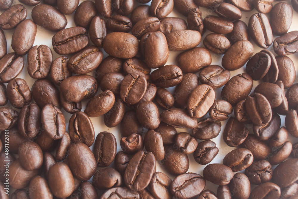 Naklejka premium Closeup of roasted coffee beans