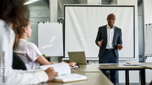 Fotografija Surprised boss listen employee at company meeting