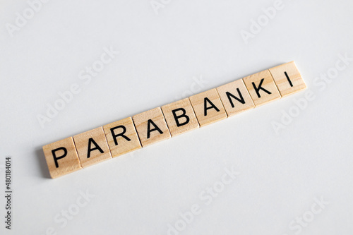 Parabanki, napis na jednolitym 