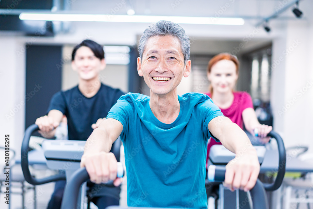 スポーツジムに通う人々 スポーツジムに通う人々
