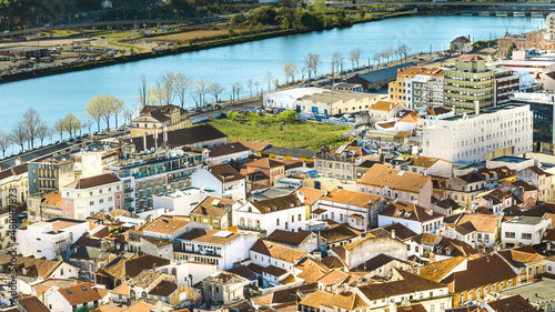 Vista panorámica de una ciudad y su río en Portugal