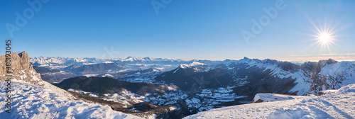Fototapeta Panorama enneigé sur les alpes françaises et sur le Vercors - Villard De Lans, F