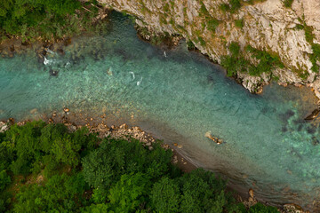 Keuken achterwand Bosrivier Helderblauwe bergrivier tussen bosstenen  © Plutmaverick