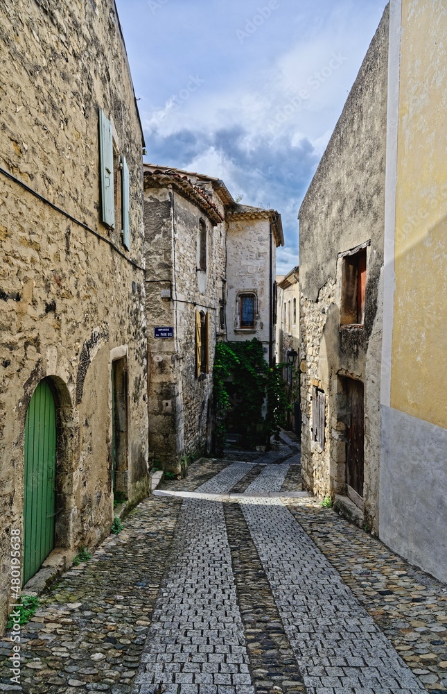 Fototapeta premium Ruelle de Viviers-sur-Rhône, Ardèche, Auvergne-Rhône-Alpes, France