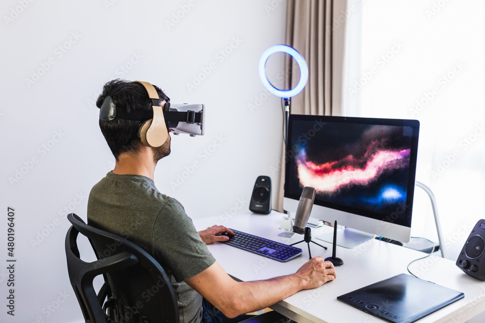 © ADDICTIVE STOCK - Anonymous designer in VR goggles browsing computer © ADDICTIVE STOCK - Anonymous designer in VR goggles browsing computer