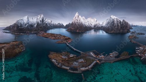 Cuadro en lienzo Mountainous terrain near sea in Norway