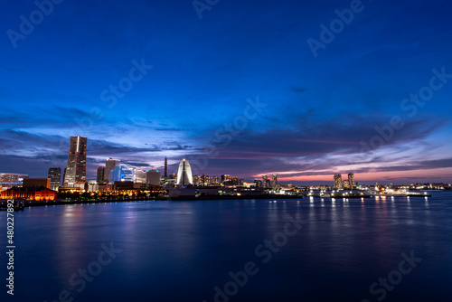大さん橋から見た夕暮れのみなとみらいベイエリア © Y.Mura