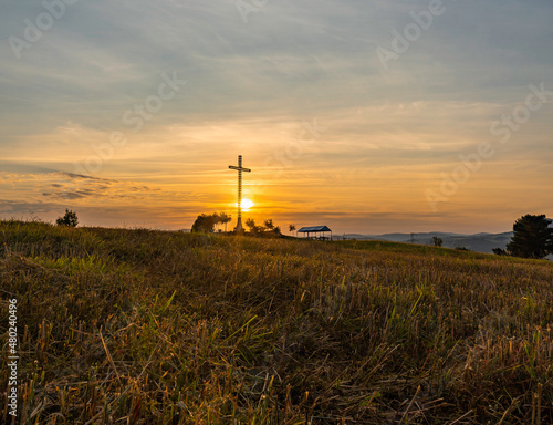 Krzyż oświetlony wschodzącym słońcem