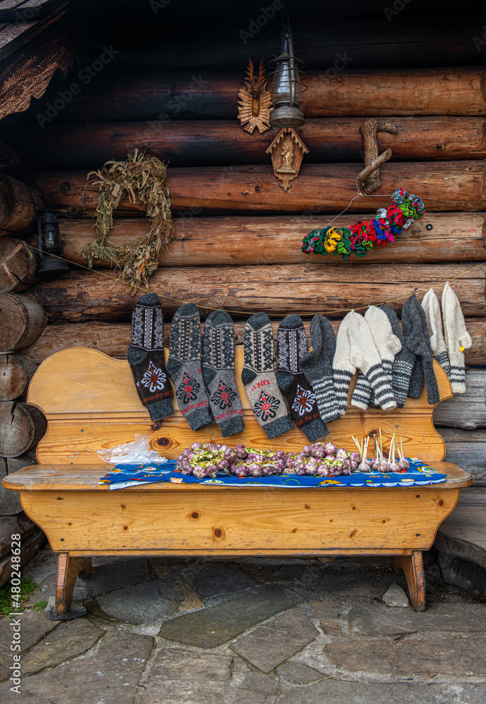 tradycyjne, wełniane skarpety ręcznie robione z owczej wełny na Podhalu. Polska - obrazy, fototapety, plakaty 
