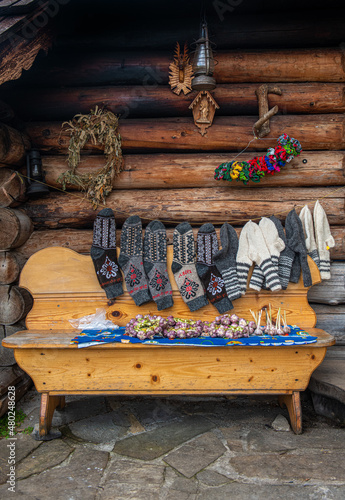 tradycyjne, wełniane skarpety ręcznie robione z owczej wełny na Podhalu. Polska