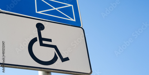 Niepełnosprawny, miejsce parkingowe dla osób niepełnosprawnych, wózek inwalidzki, utrudnienia, Niepełnosprawność