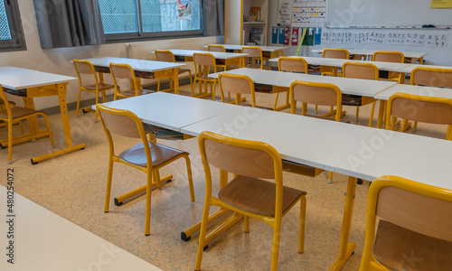Cuadro en lienzo Salle de classe dans une école sans personne.