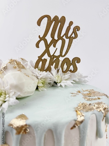 Pastel blanco con detalles en color oro y chocolate photo