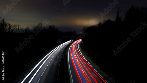 ligthpainting d'une autoroute avec les traces de passage des phares des voitures