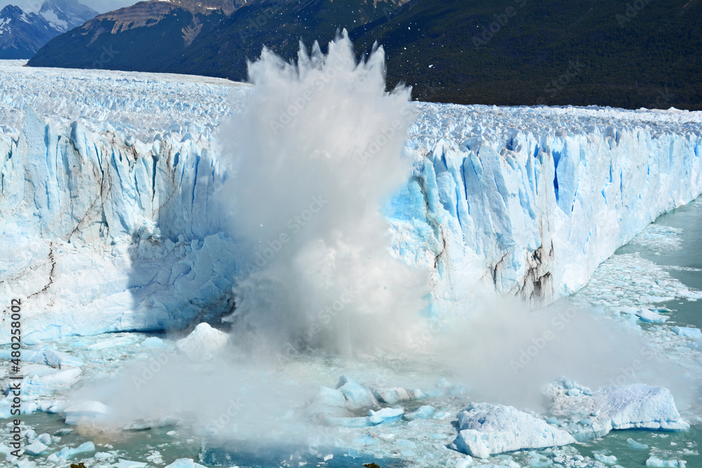Fotografie glacier calving into the water