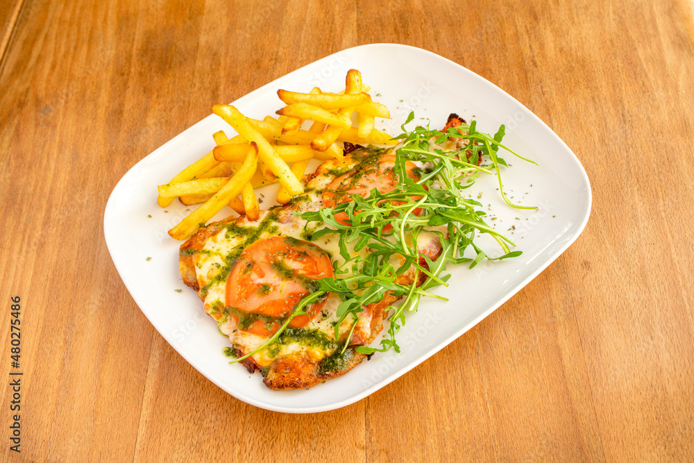 The Milanese a la Nepolitana is a typical dish of the Rio de la Plata gastronomy typical of Argentina and Uruguay that has its origin in the influence of Italian immigration.