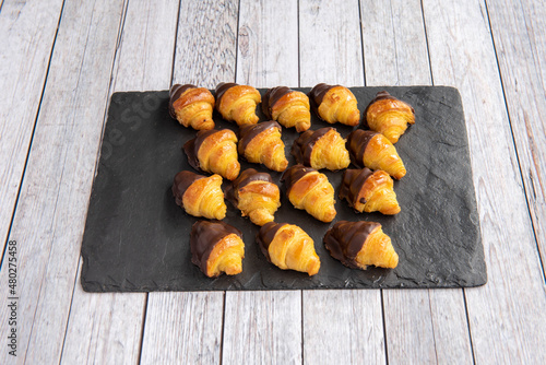 The powerful interior chocolate surprise, creamy and aromatic, is what makes these mini croissants triumph