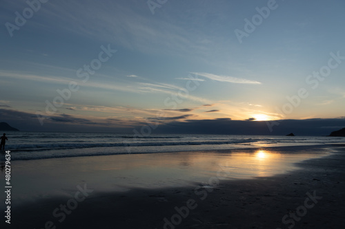 férias na praia olhando o mar © EDBS