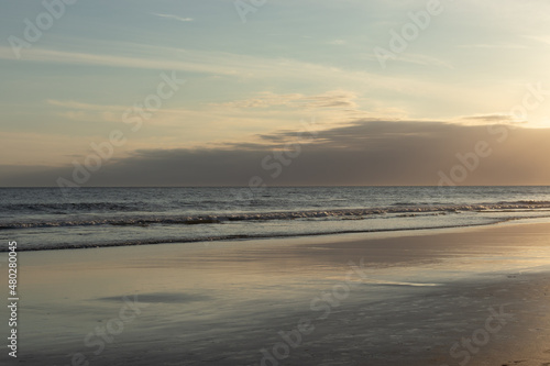 pôr-do-sol na praia no verão nas férias © EDBS