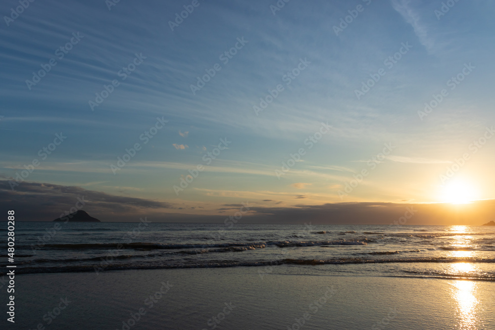 Obraz premium pôr-do-sol na praia no verão nas férias