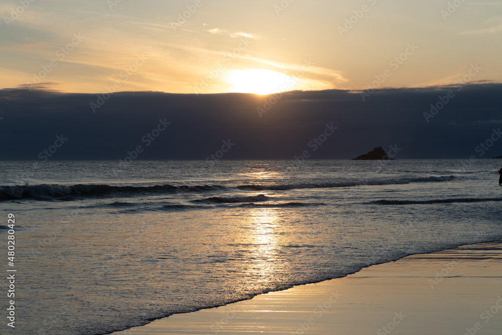 pôr-do-sol na praia no verão nas férias