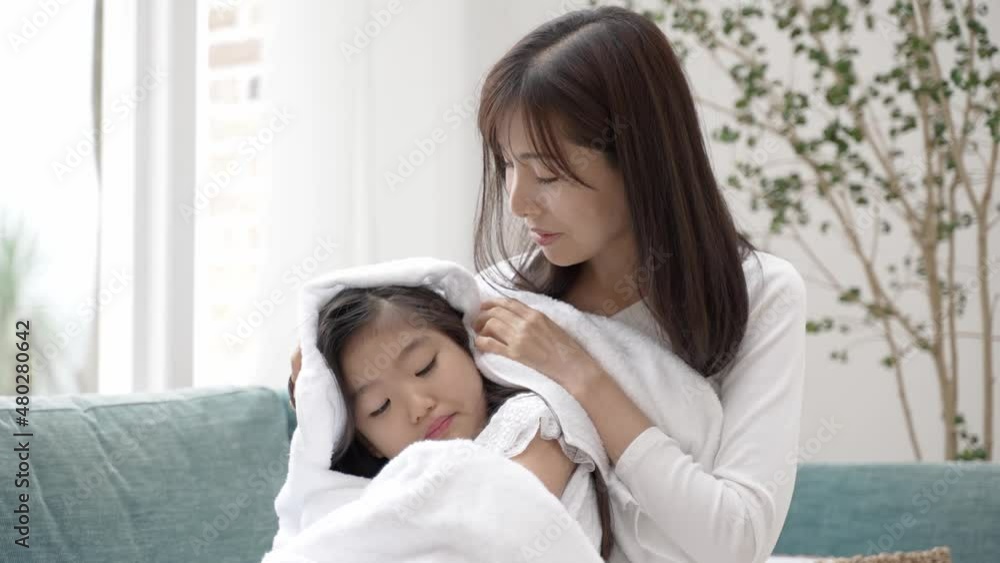 女の子の髪を拭く女性 女の子の髪を拭く女性