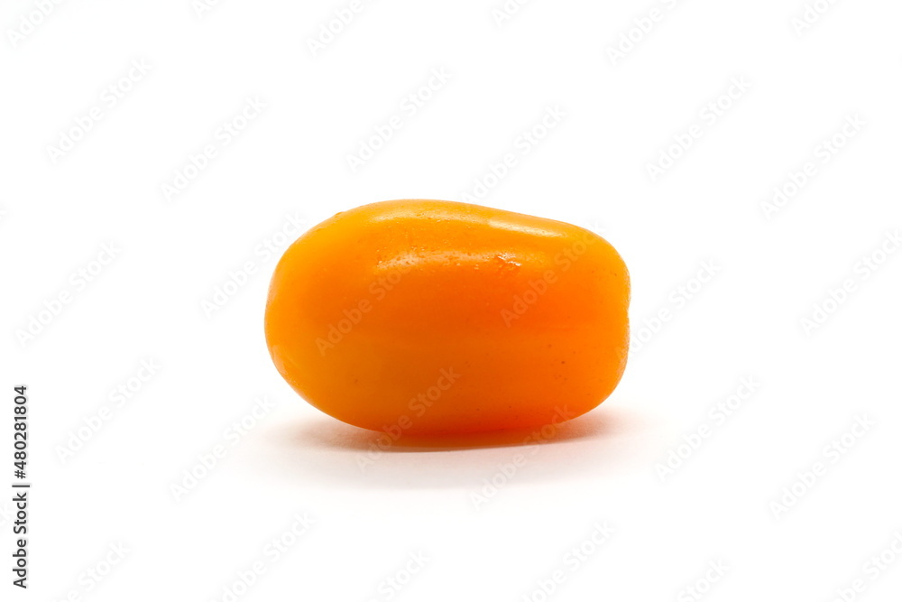 Tomate pequeno amarelado no fundo branco, tomate no fundo branco, pequeno tomate